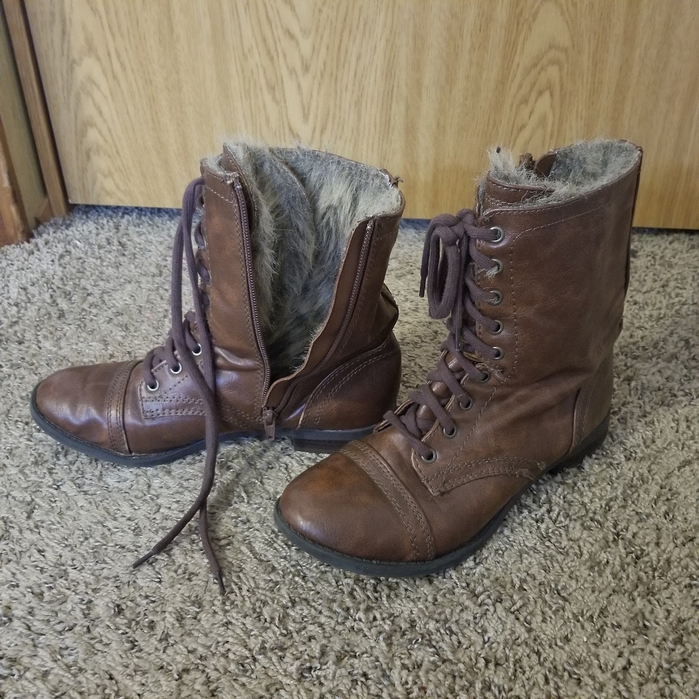 SOLD: Faux fur lined booties